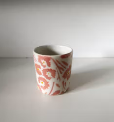 Liten kopp rosa blommor