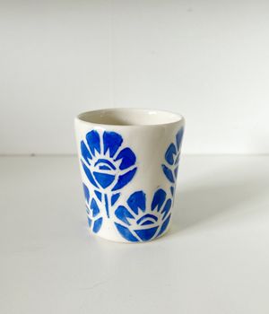 Liten kopp blå blomma