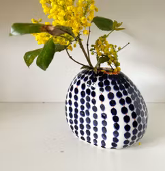 Bullig vas blå prickar