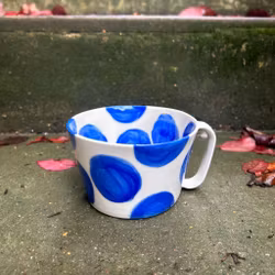 Kopp med handtag mellanblå prick