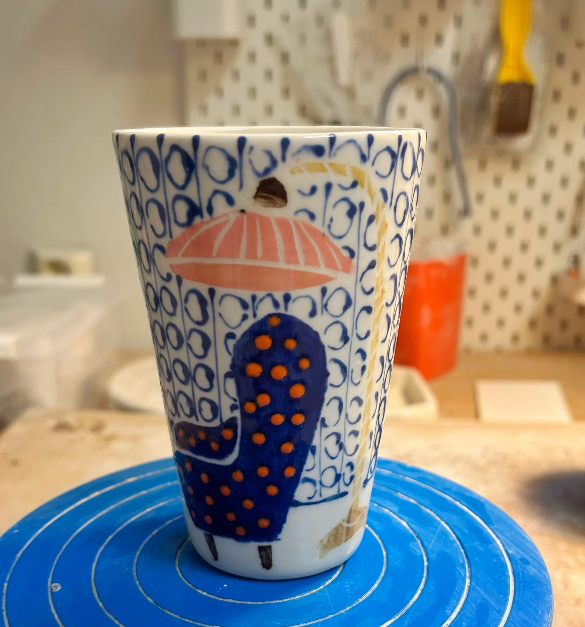 Hög kopp rosa lampa gul byrå