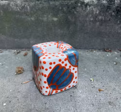 Ljusstake grå blomma