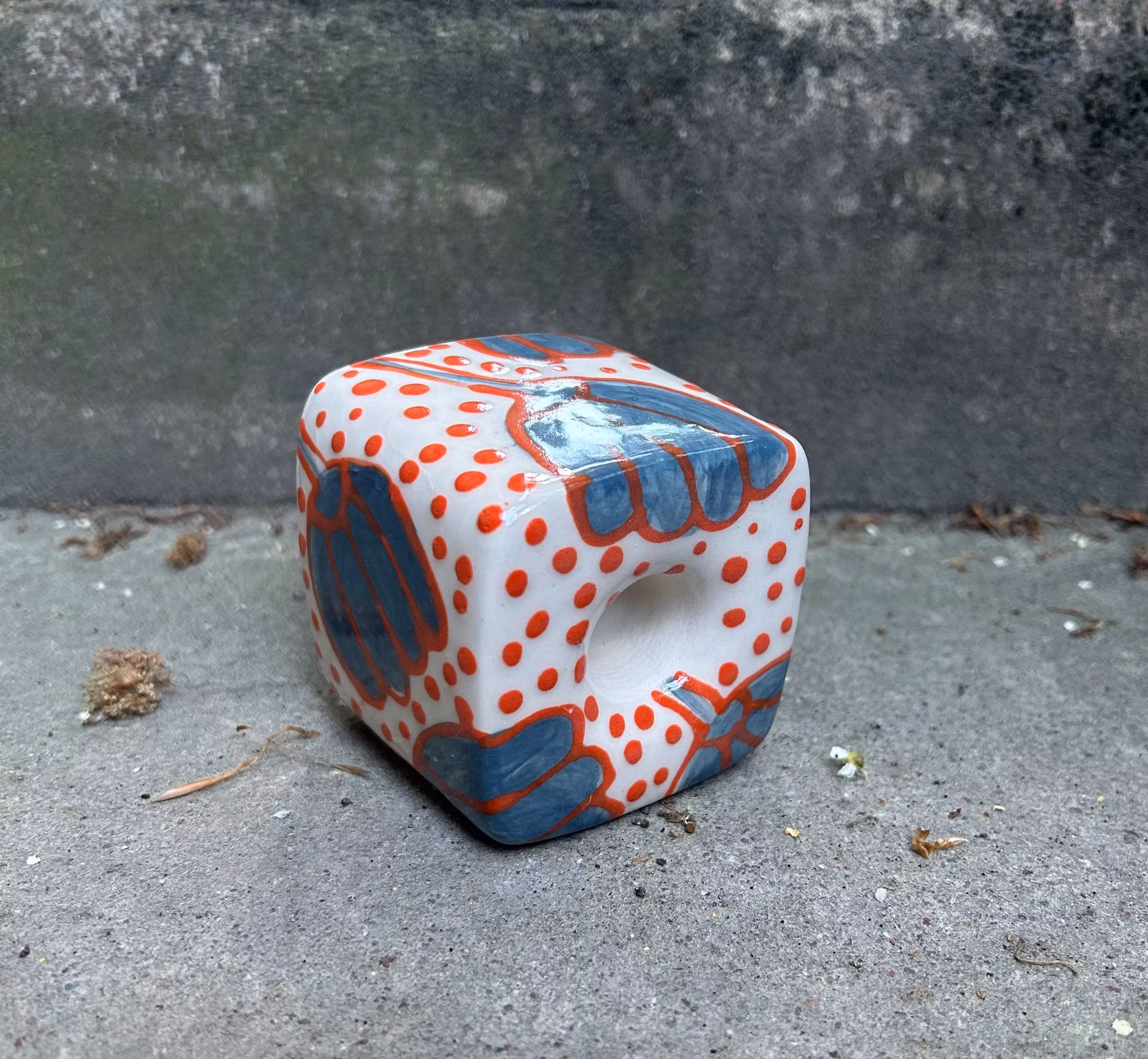 Ljusstake grå blomma