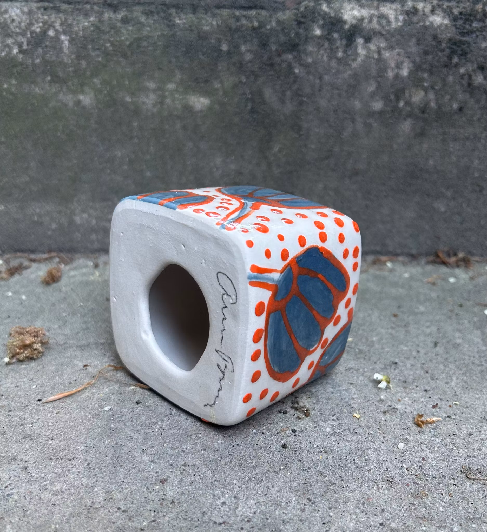 Ljusstake grå blomma