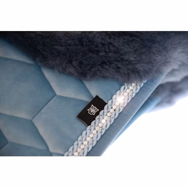 E.A. Mattes Fårskinnsschabrak water blue sammet hopp full