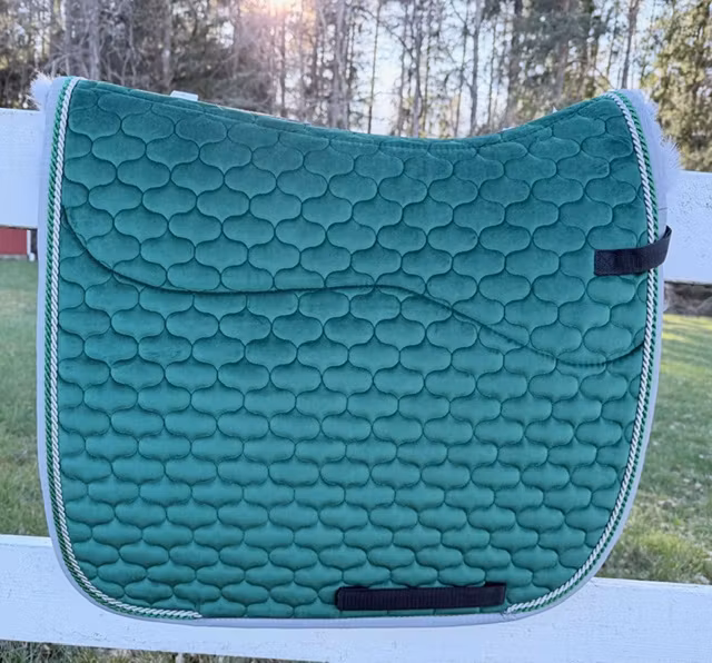 Mattes Square velvet green/grey med fårskinn i dressyr och hopp