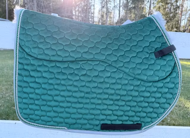 Mattes Square velvet green/grey med fårskinn i dressyr och hopp