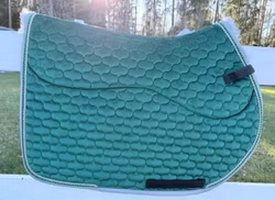 Mattes Square velvet green/grey med fårskinn i dressyr och hopp