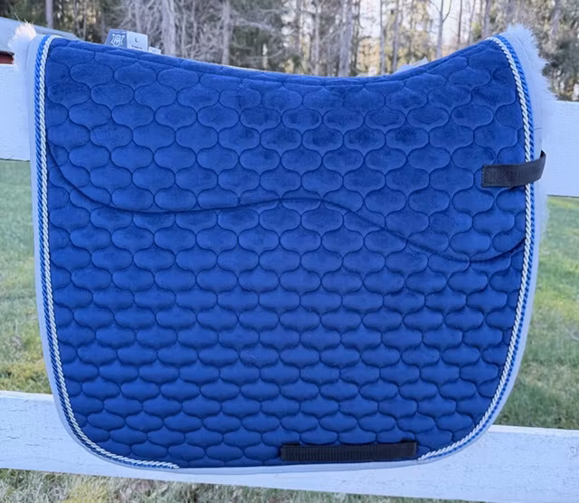 Mattes Square velvet blue/grey med fårskinn i dressyr och hopp