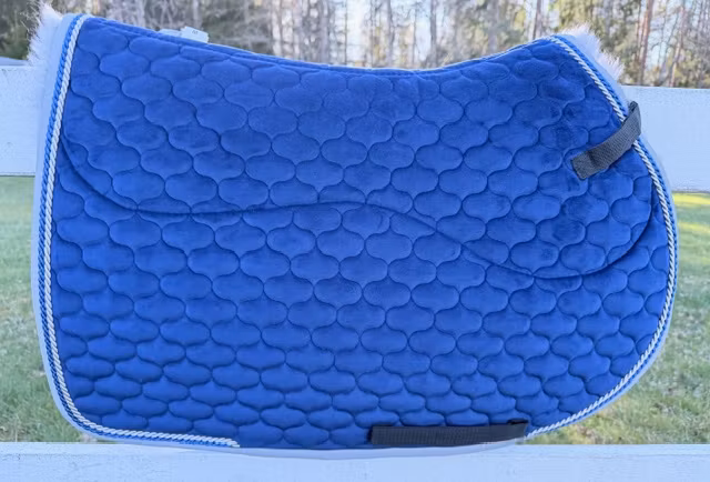 Mattes Square velvet blue/grey med fårskinn i dressyr och hopp