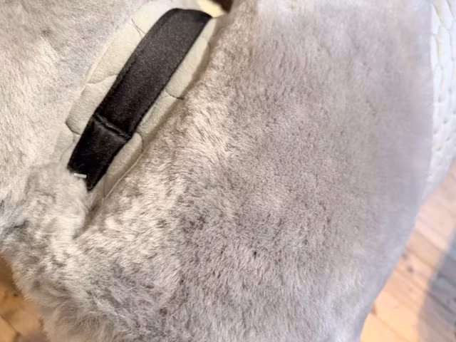 Mattes Square velvet blue/grey med fårskinn i dressyr och hopp