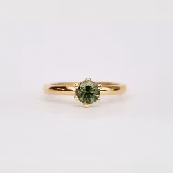 Precious six  - solitär med 5 mm grön Safir