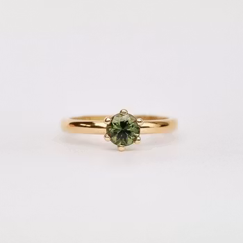 Precious six  - solitär med 5 mm grön Safir