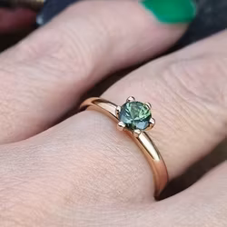 Precious six  - solitär med 5 mm grön Safir