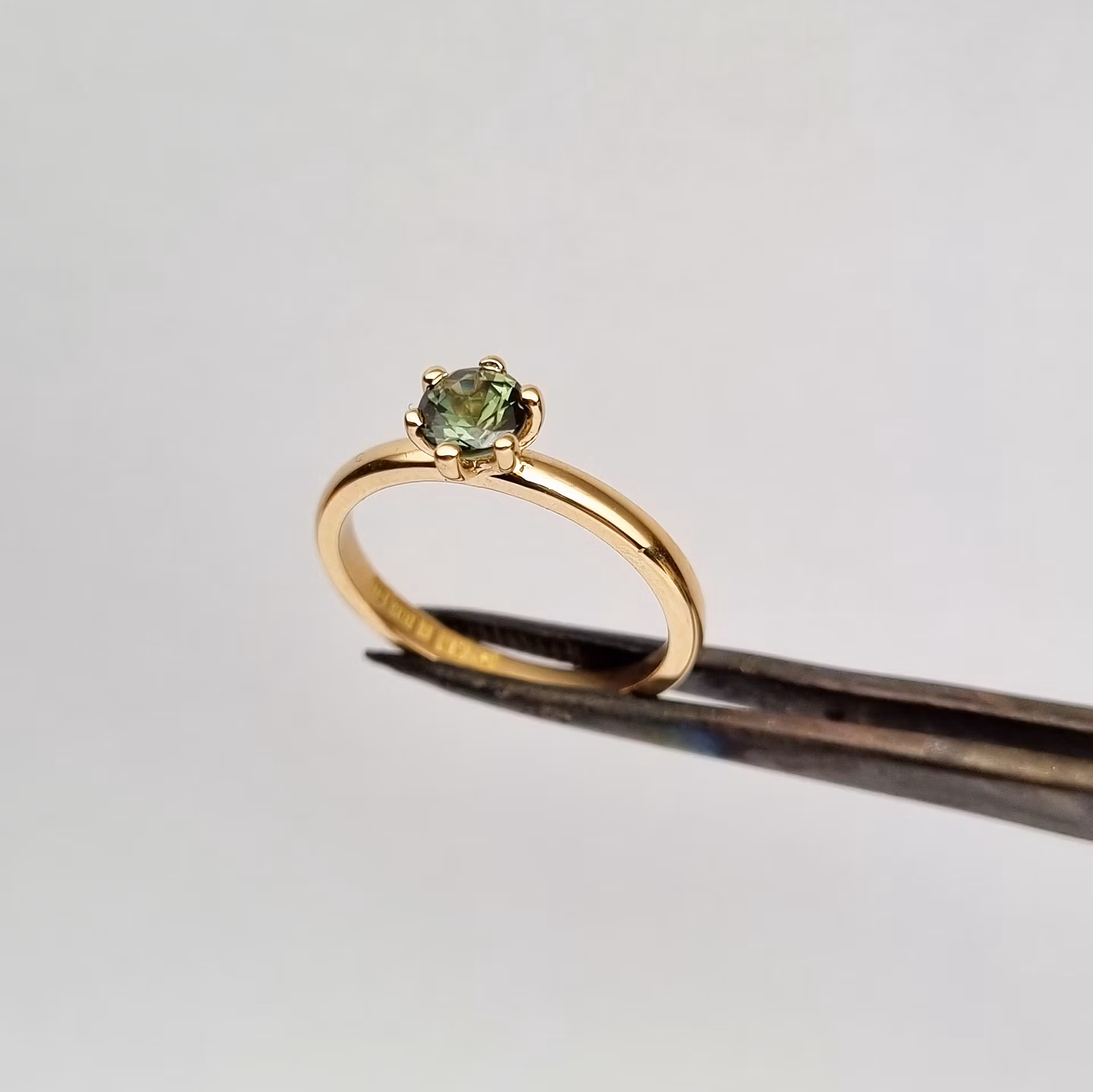 Precious six  - solitär med 5 mm grön Safir