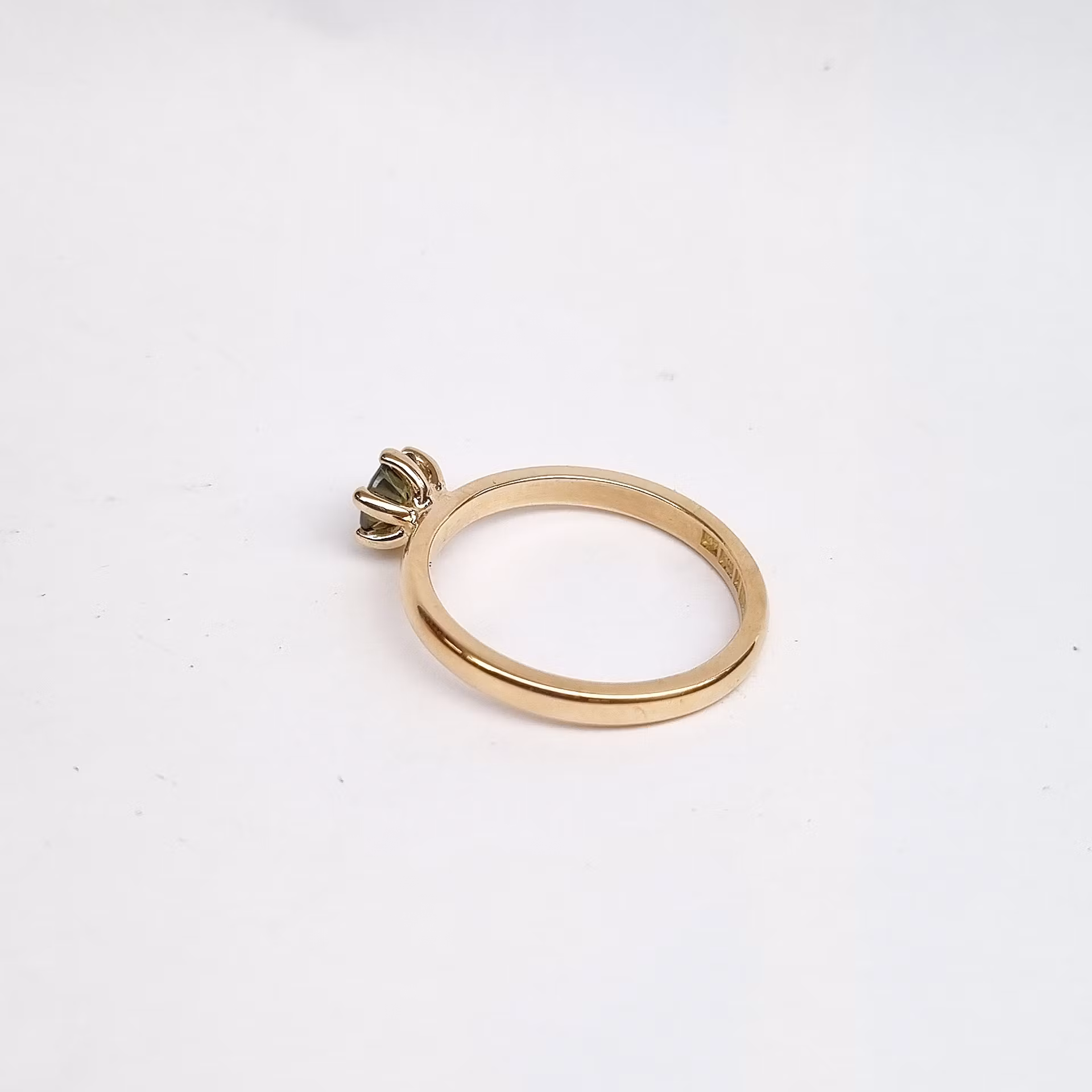 Precious six  - solitär med 5 mm grön Safir