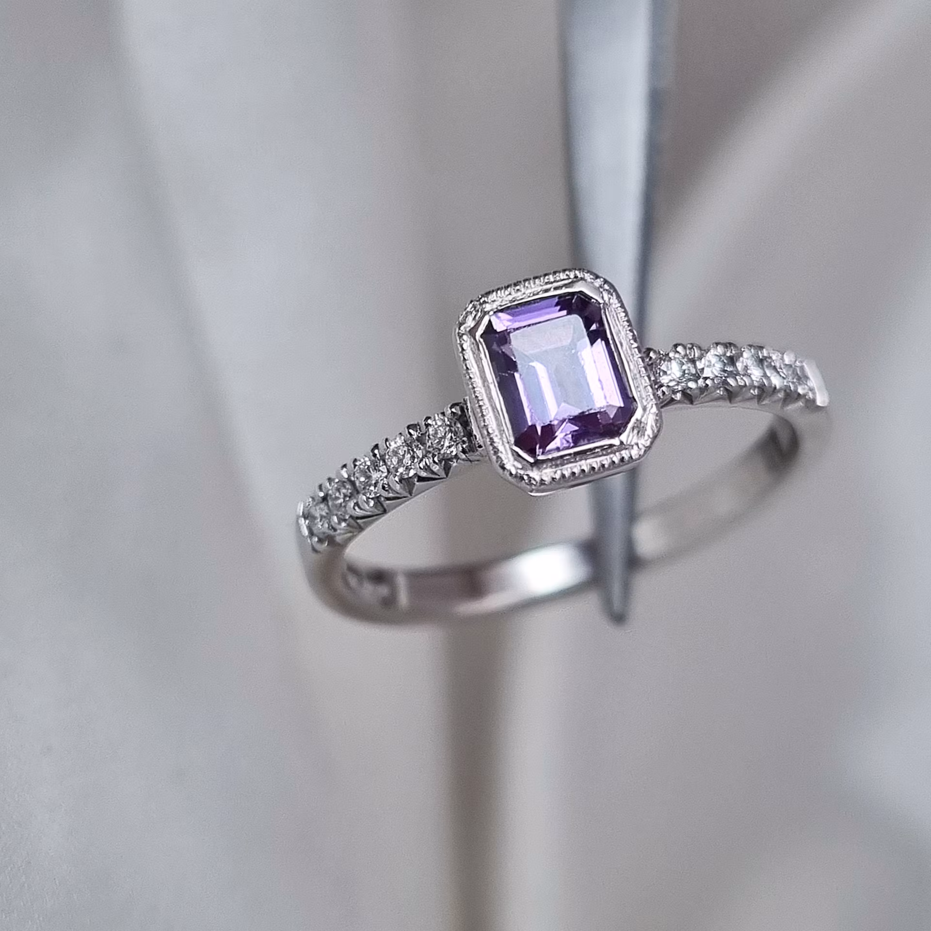 Ljung - Safir och diamantring i 18 K vitguld