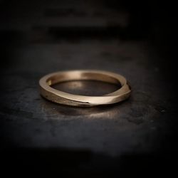 Twist - slät vriden ring i 18 K guld