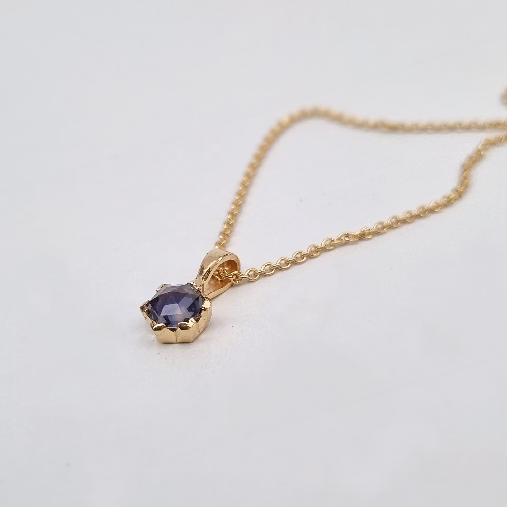 Grön safir hexagon - hängsmycke i 18K