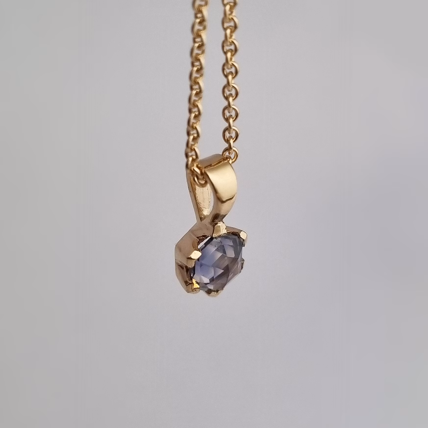 Grön safir hexagon - hängsmycke i 18K