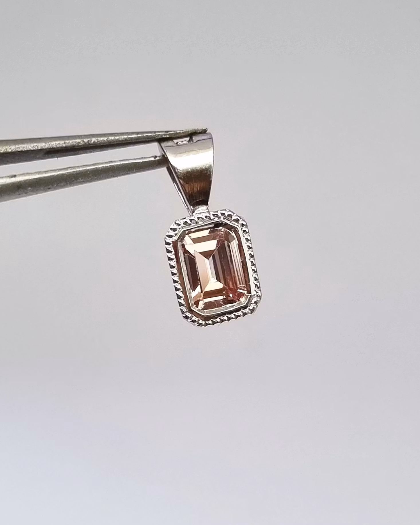 Limegrön Safir 4,6 mm trilliant - 'made by order'