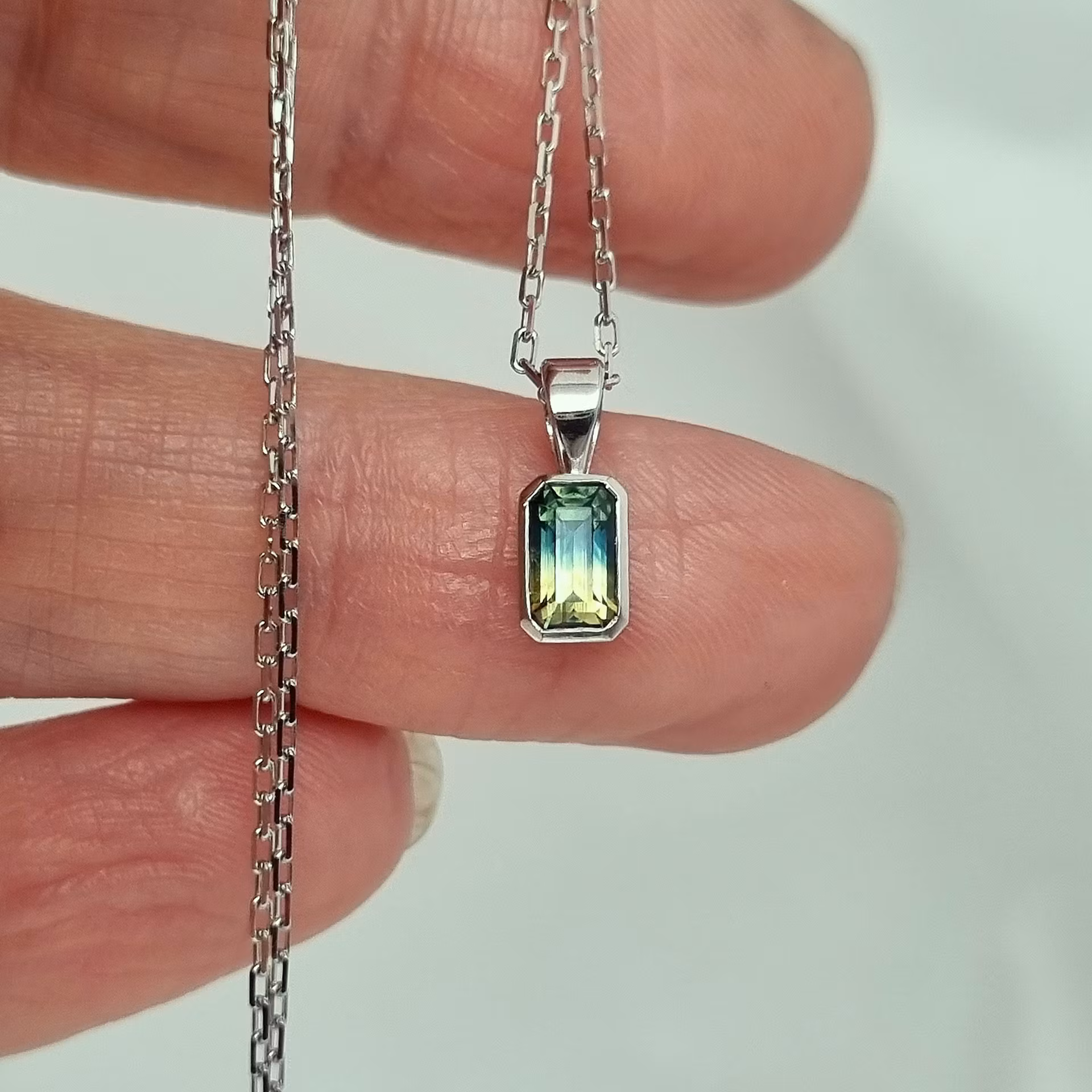 Safir 2,24 ct bicolour smaragdslipad - 'made by order'