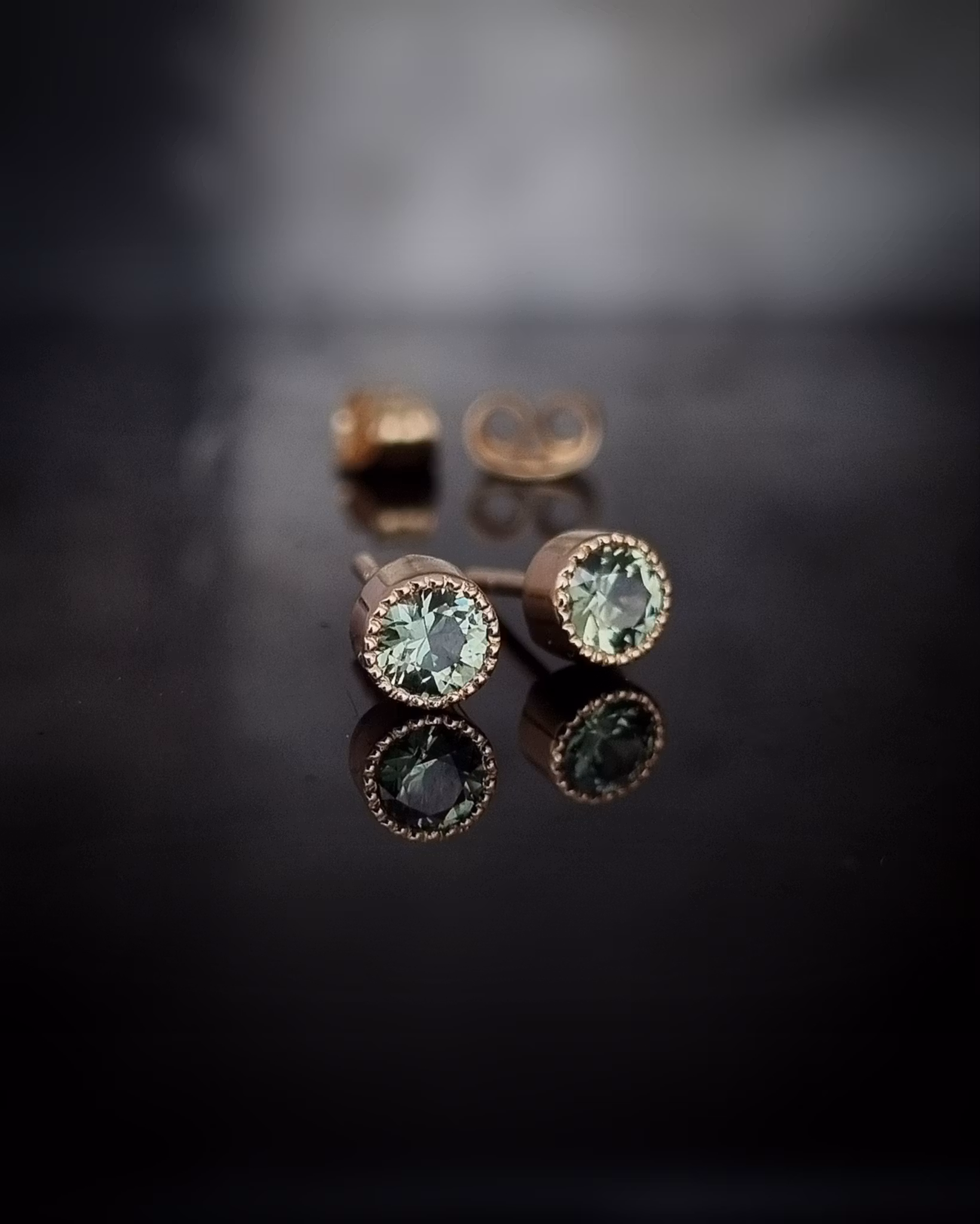Gröna safirer studs - örhängen i 18K