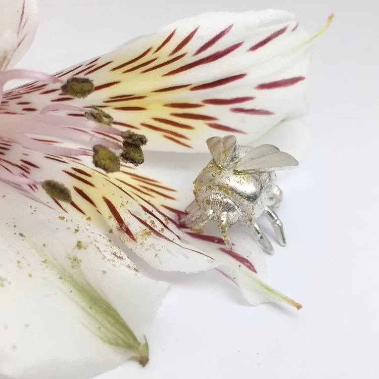 Humla - hängsmycke i 925 silver