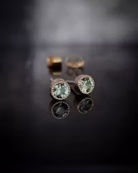 Halvpar gröna safirer studs - örhängen i 18K