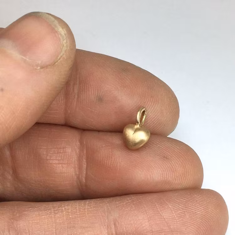 Tiny Heart - minihänge i 18K guld