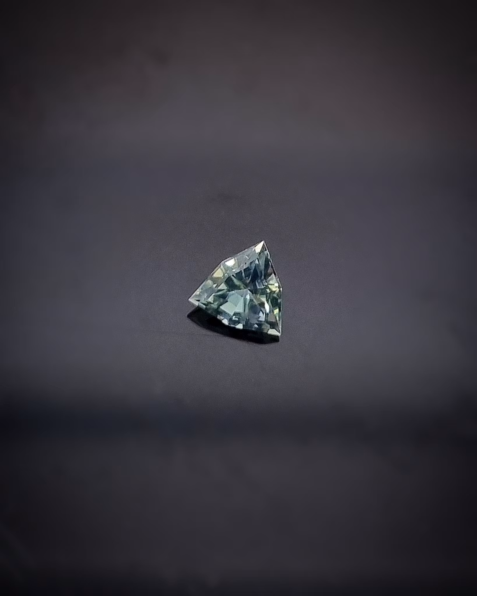 Dimgrön Safir 0,46 ct - minihänge "made by order"