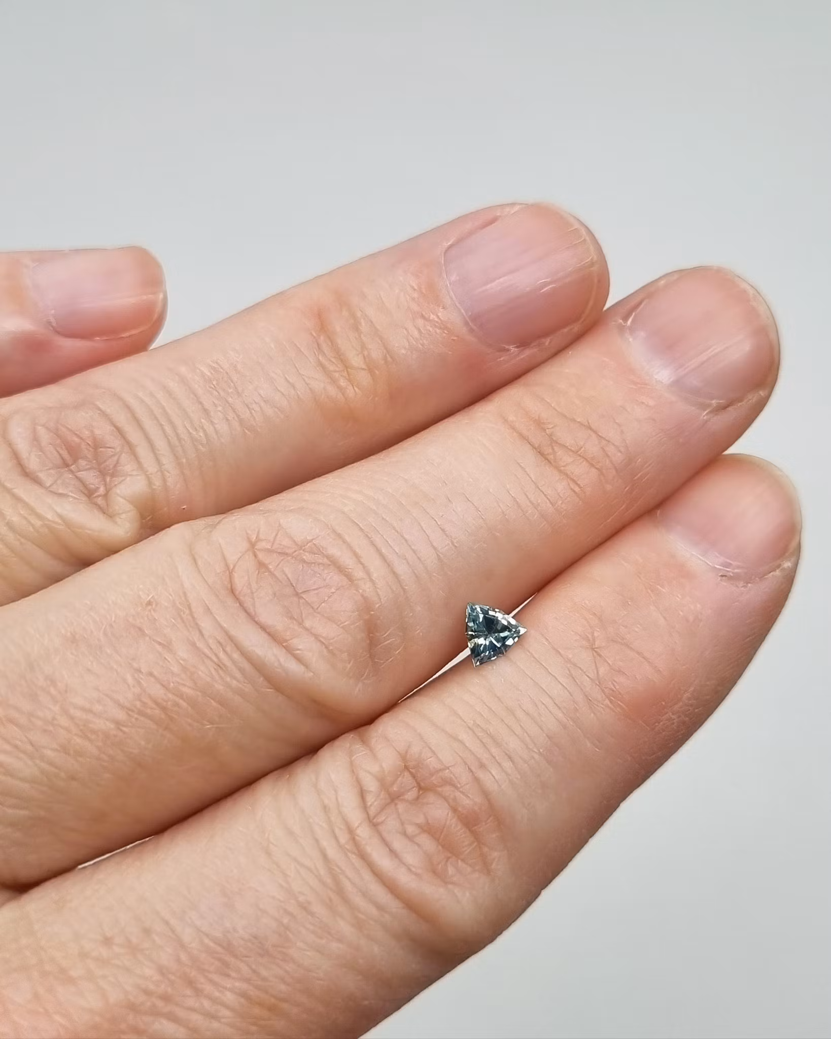 Dimgrön Safir 0,46 ct - minihänge "made by order"