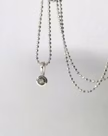 18K Vitguldshänge med skogsgrön Safir