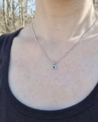 18K Vitguldshänge med skogsgrön Safir