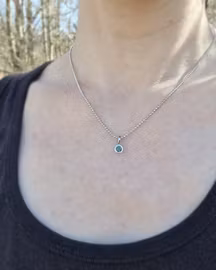 18K Vitguldshänge med skogsgrön Safir