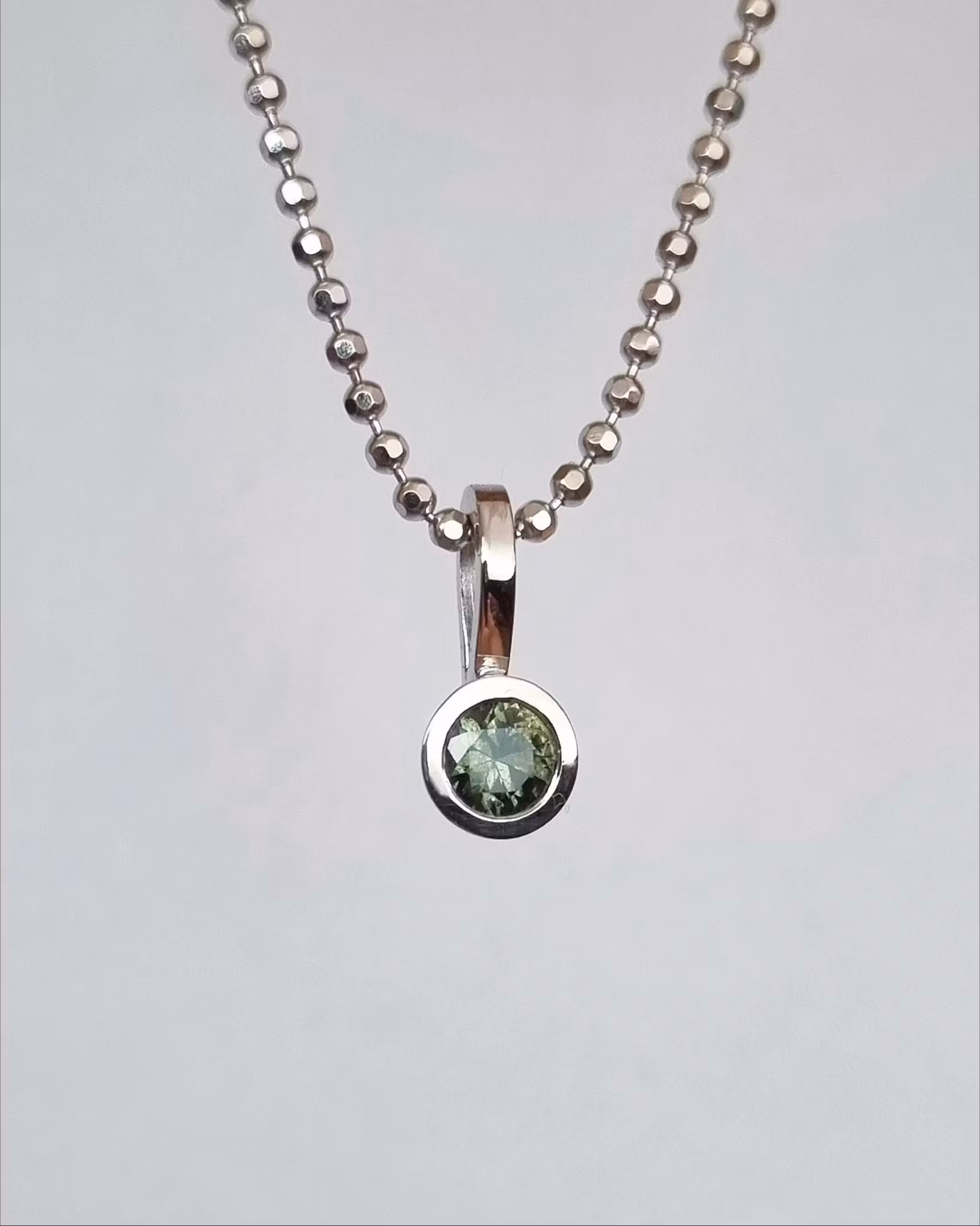 18K Vitguldshänge med skogsgrön Safir