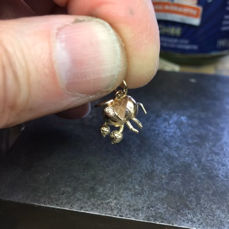 Humla - hänge i 18 k guld