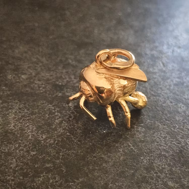 Humla - hänge i 18 k guld