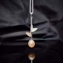 Fjäril på kvist med sötvattenspärla