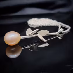 Fjäril på kvist med sötvattenspärla