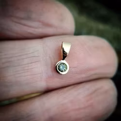 Minihänge med grön safir