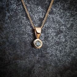 Minihänge med grön safir