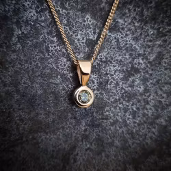 Minihänge med grön safir