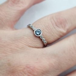Blue Rose - safirring i vitguld