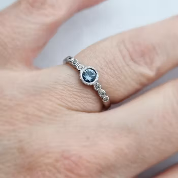 Blue Rose - safirring i vitguld