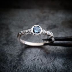 Blue Rose - safirring i vitguld