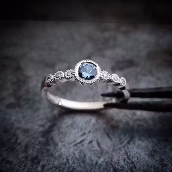 Blue Rose - safirring i vitguld