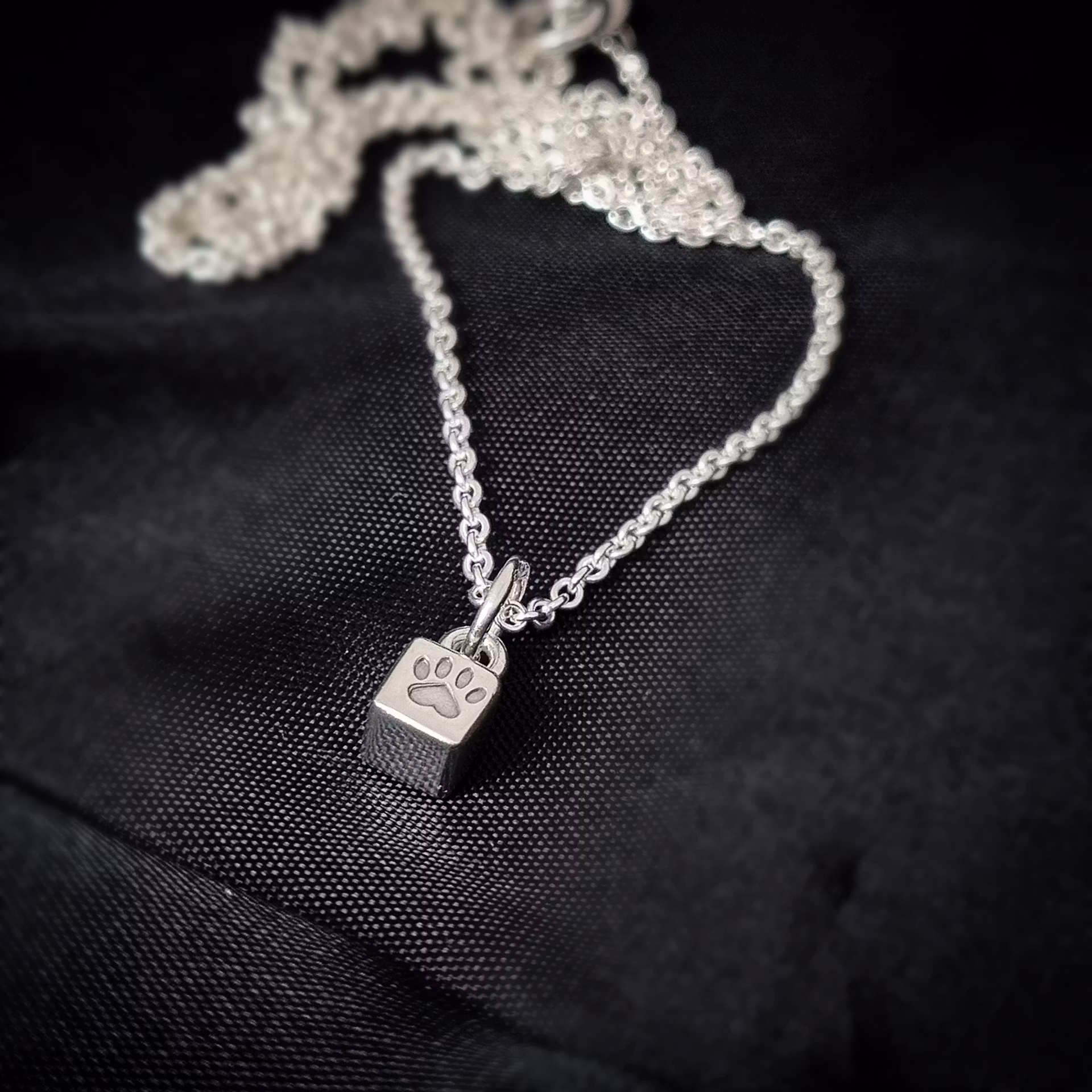 Lovepaws Tiny Paw - minihänge i silver