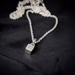 Lovepaws Tiny Paw - minihänge i silver
