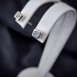 Lovepaws Tiny Paw - silverörhängen på stift